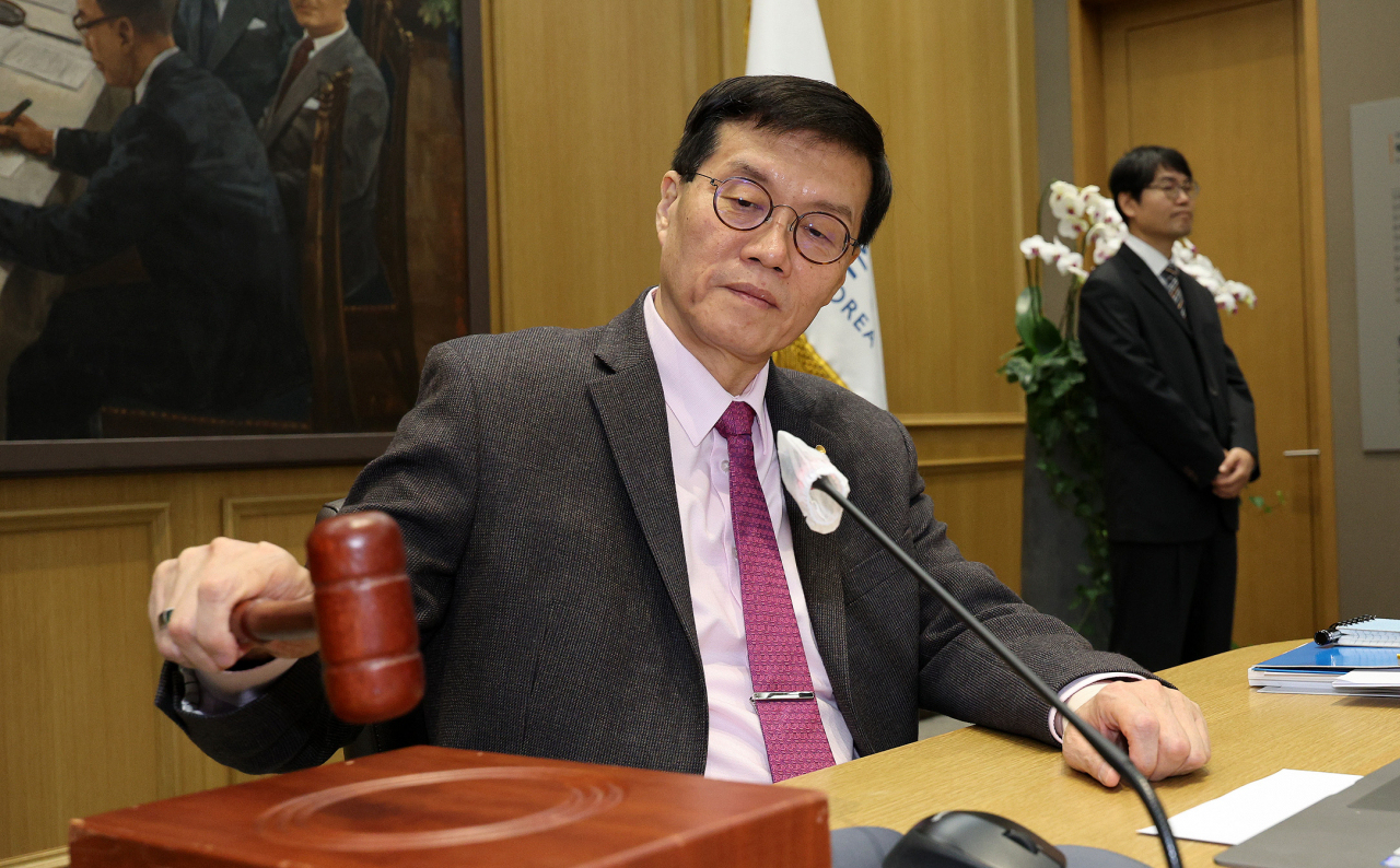 BOK extends key rate freeze to  year, maintains growth outlook at