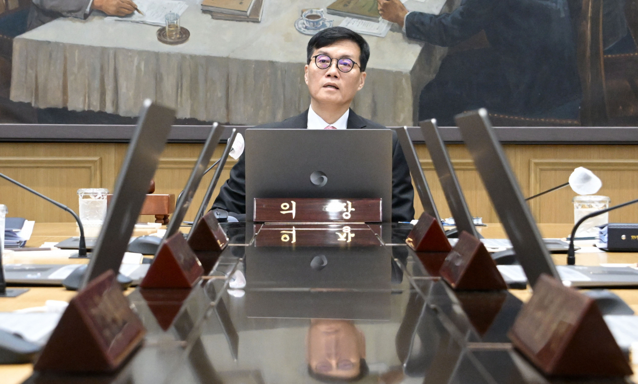 BOK keeps rate at .%, cuts growth projection to