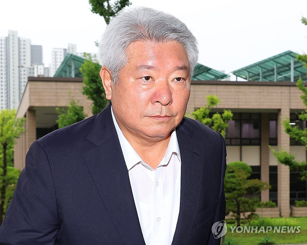 (LEAD) Yoon approves resignation of broadcasting watchdog chief