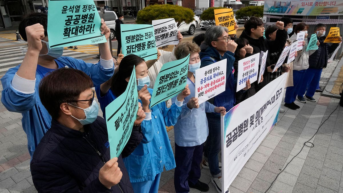 Medical crisis unfolds as thousands of South Korean doctors