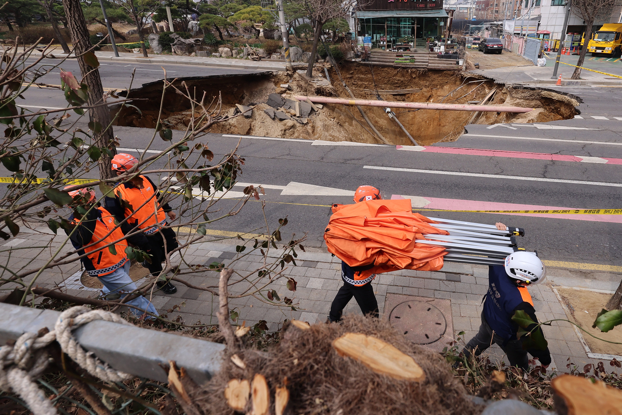 Motorcyclist swallowed found dead in sinkhole - The Korea Herald