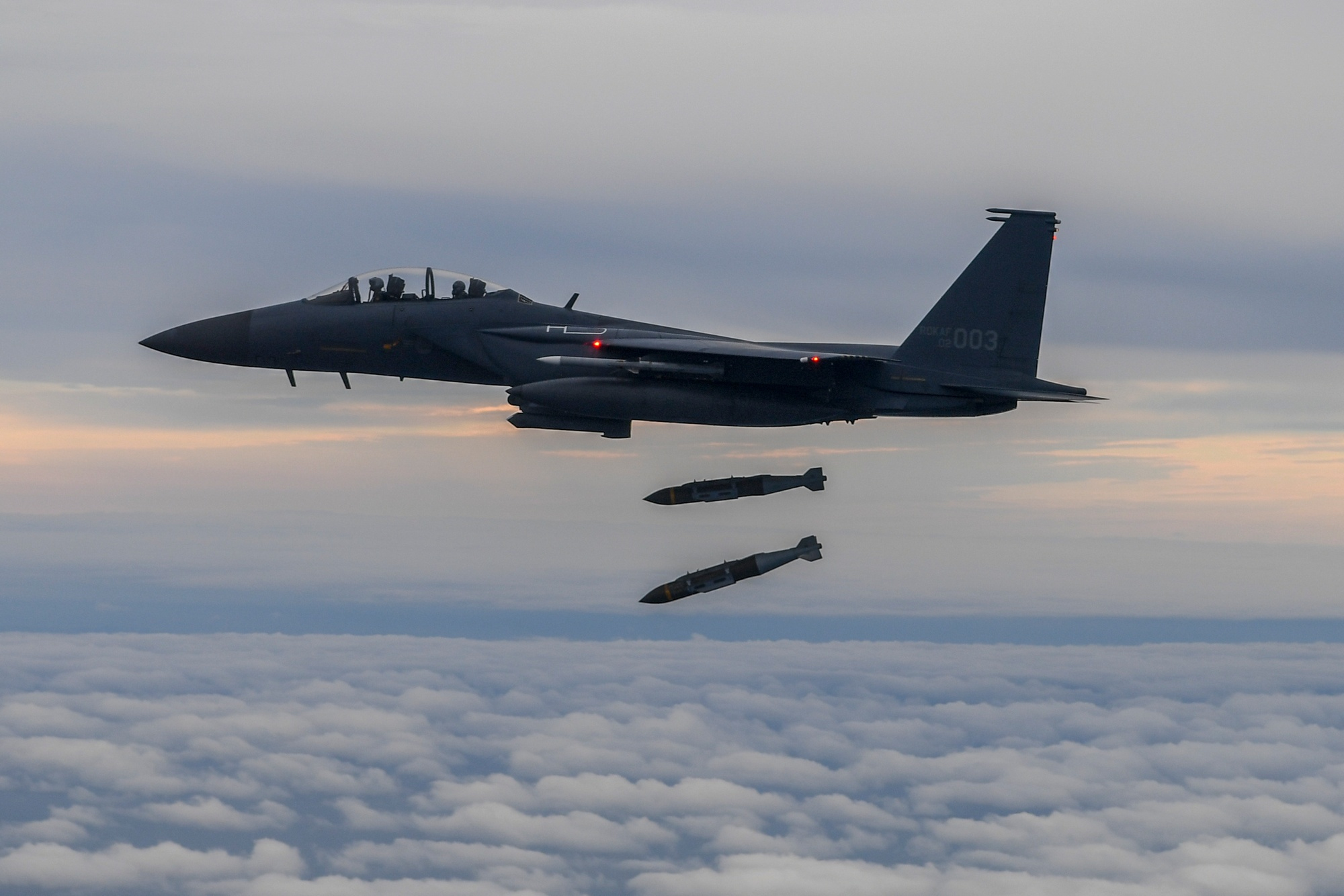 ROK-US conduct combined squadron flight & precision bombing