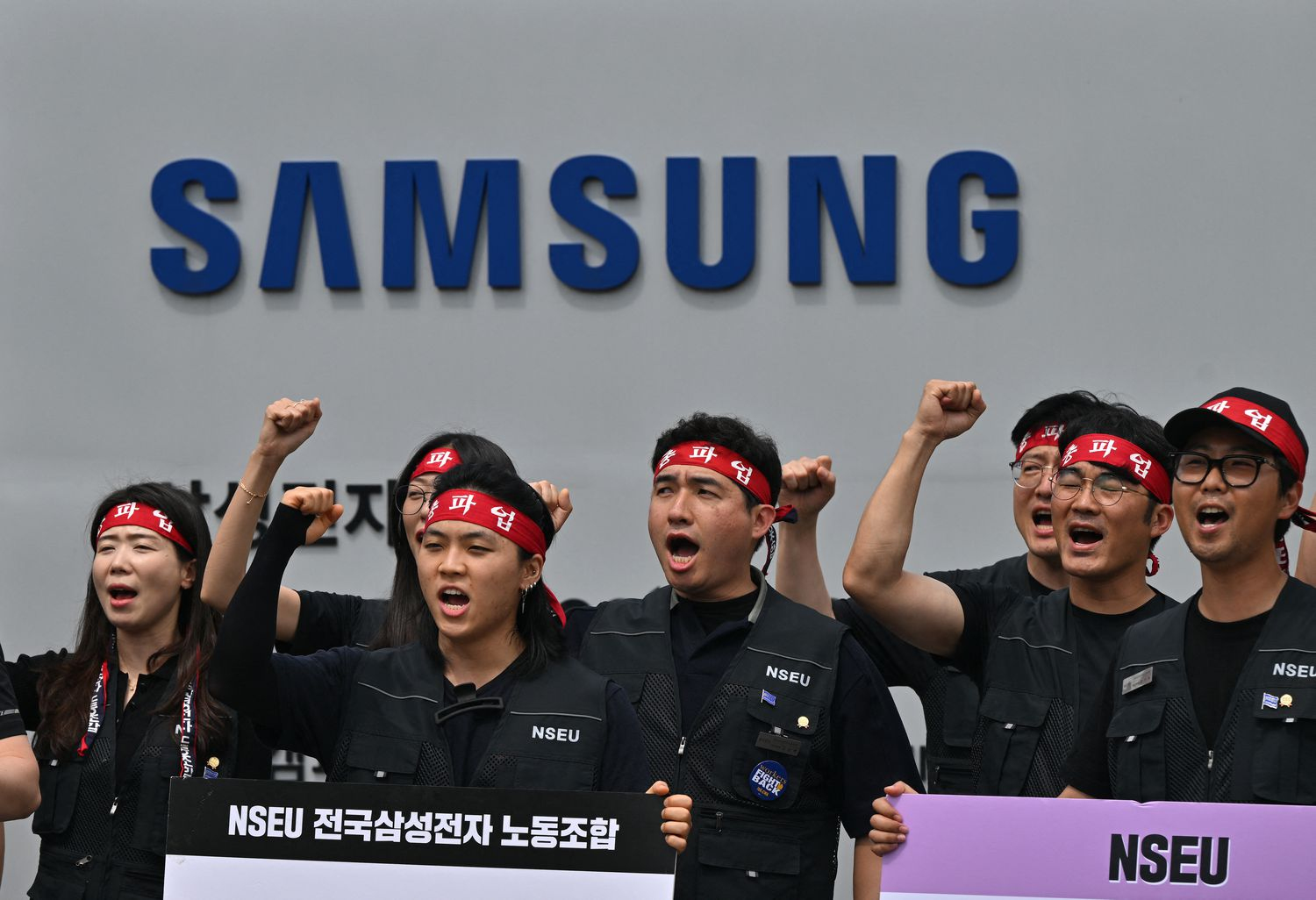 Samsung Workers Extend Strike 