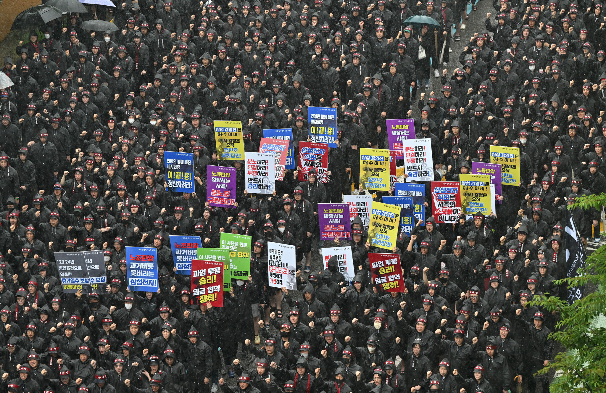 Thousands of Samsung Union Workers Go on Strike
